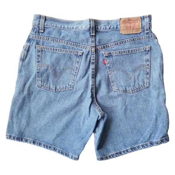 Vintage Levi's High Waisted Light Wash Blue Denim Mom Jean Shorts Size 12 32 x 7 - Picture 1 of 7